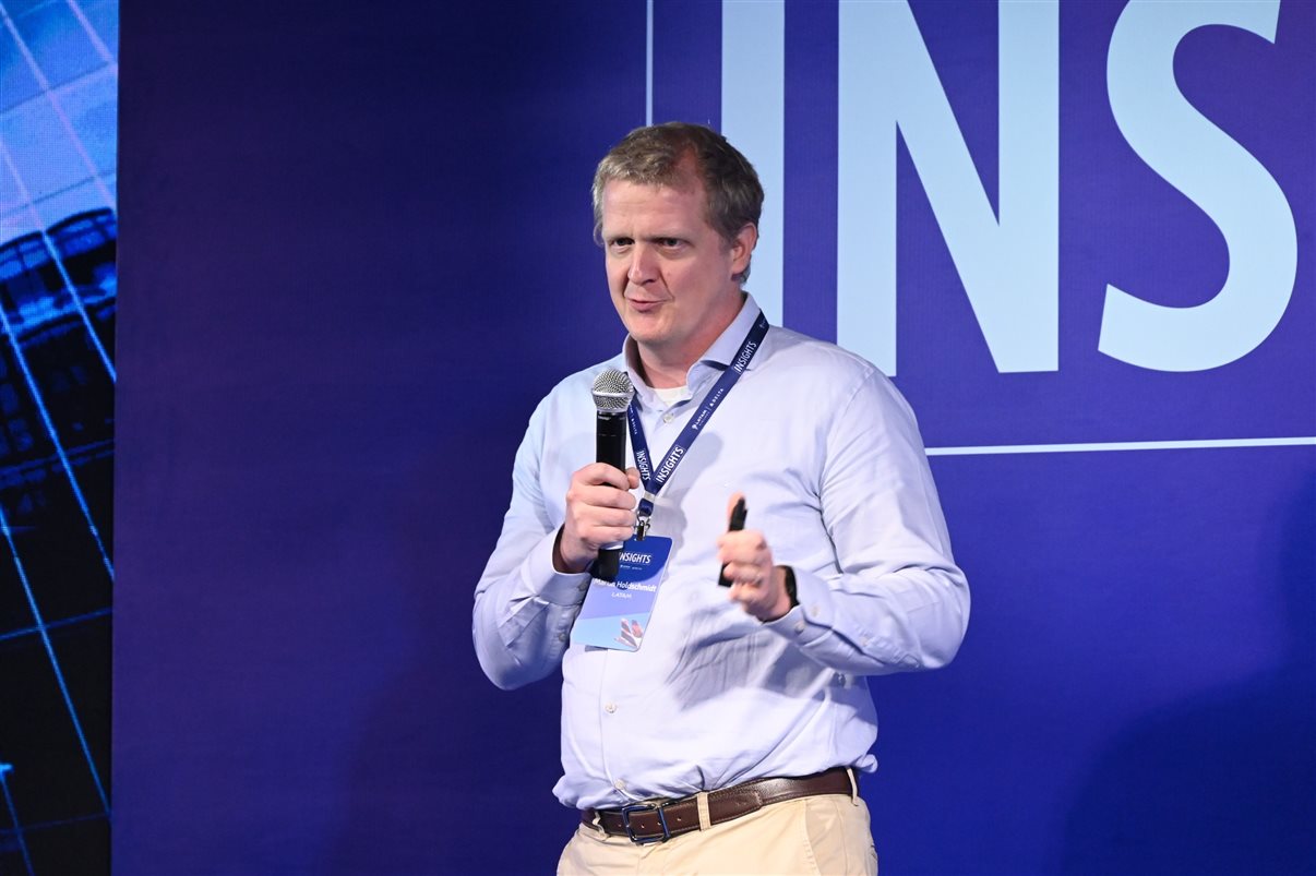 Aline Mafra, da Latam, entre Luciano Macagno e Ricardo Oliveira, da Delta 