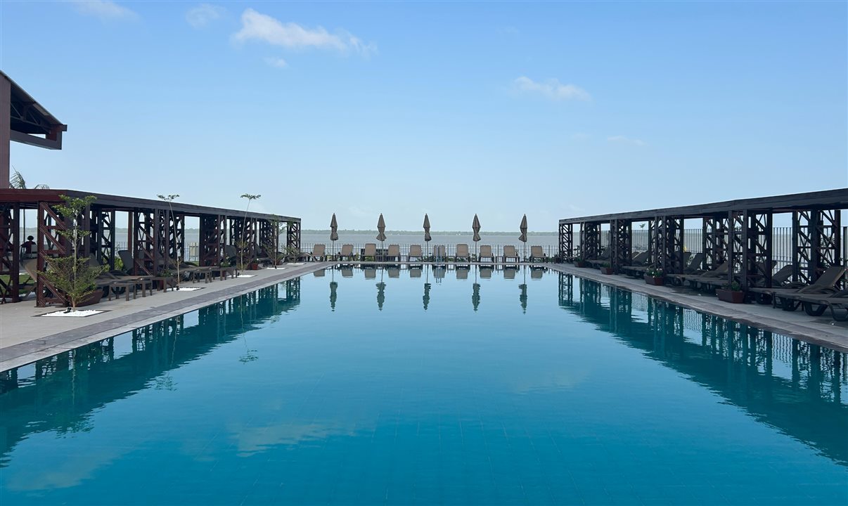 Piscina do Vila Galé Collection Amazônia com vista para a Baía do Guajará