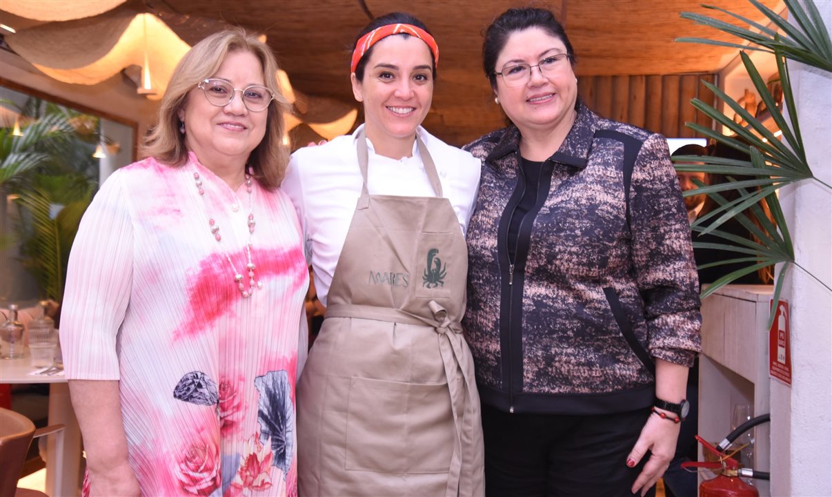 A chef Marisabel Woodman, do restaurante Mares de La Peruana, entre Silvia Seperack e Milagros Ochoa, da Promperú