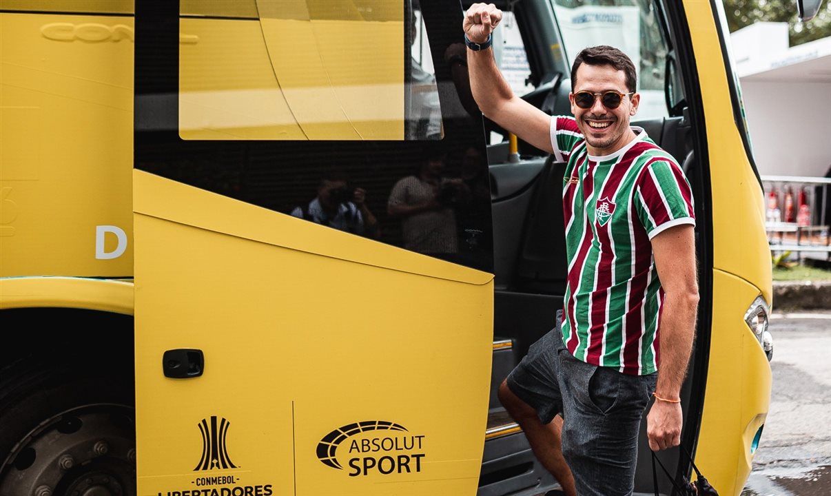 Torcedor do Fluminense embarca em transfer da Absolut Sport no Mundial de Clubes 2025, nos Estados Unidos