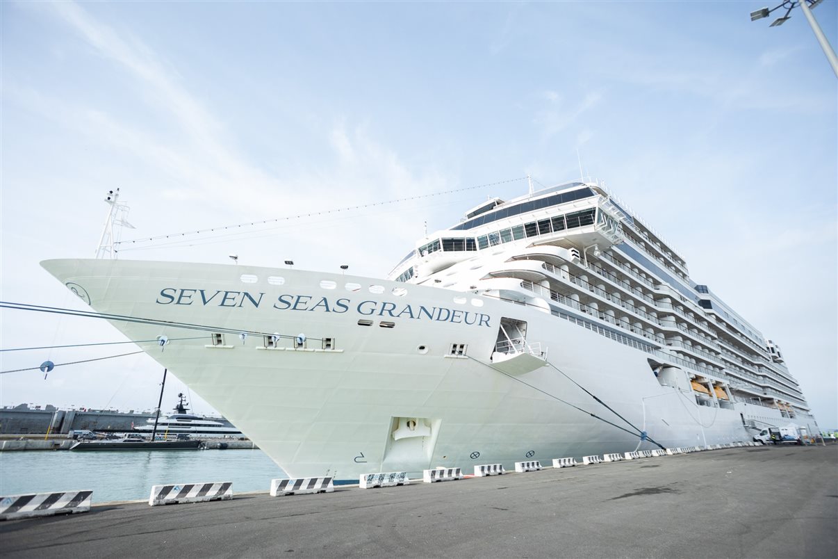 Seven Seas Grandeur no porto de Livorno, na Itália