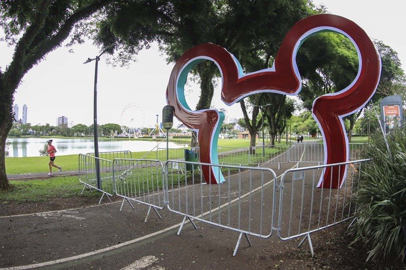 Estruturas serão instaladas, sucessivamente, em 100 metros da pista de caminhada e formarão o túnel de luz do Parque Mágico