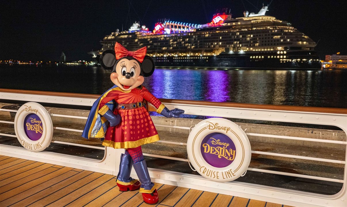 Navio foi recebido pela própria Minnie, juntamente com uma multidão de mais de 250 membros do elenco