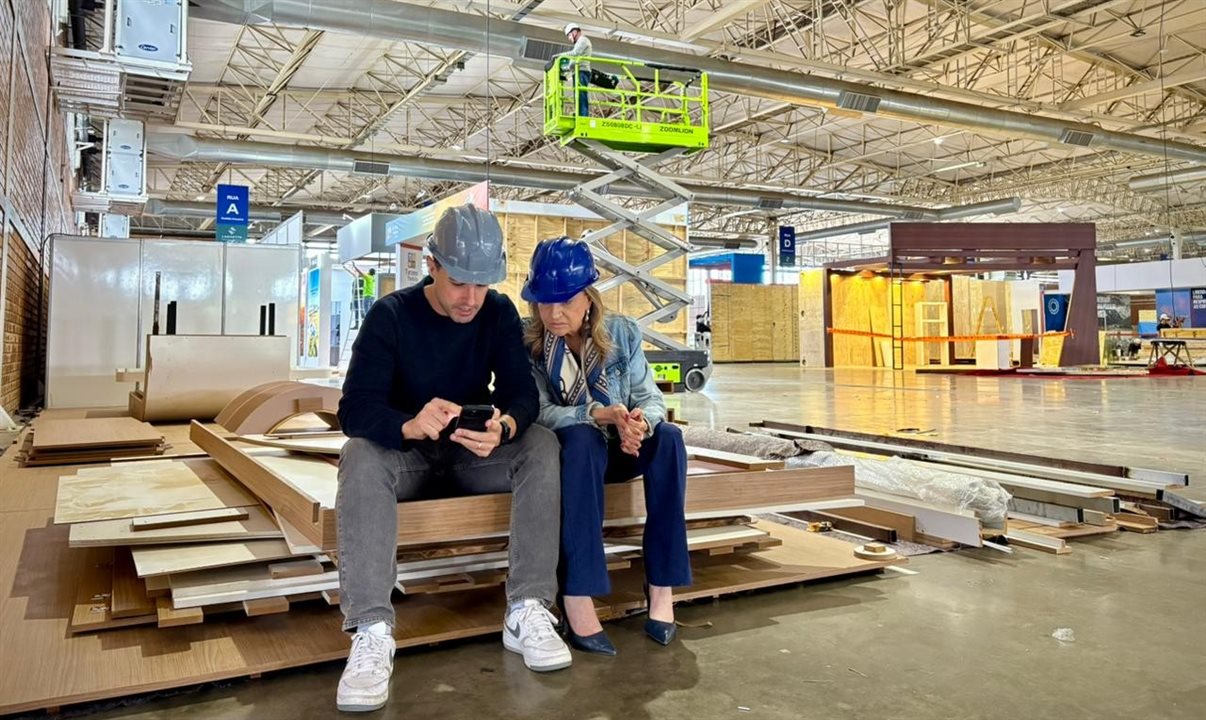 Eduardo Zorzanello e Marta Rossi na montagem final do Festuris