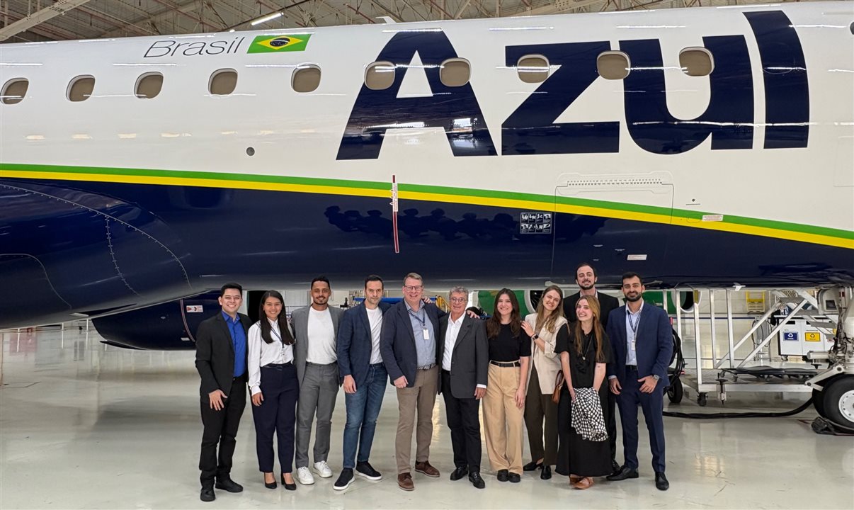 Tripulantes da Azul na cerimônia de recebimento da nova aeronave
