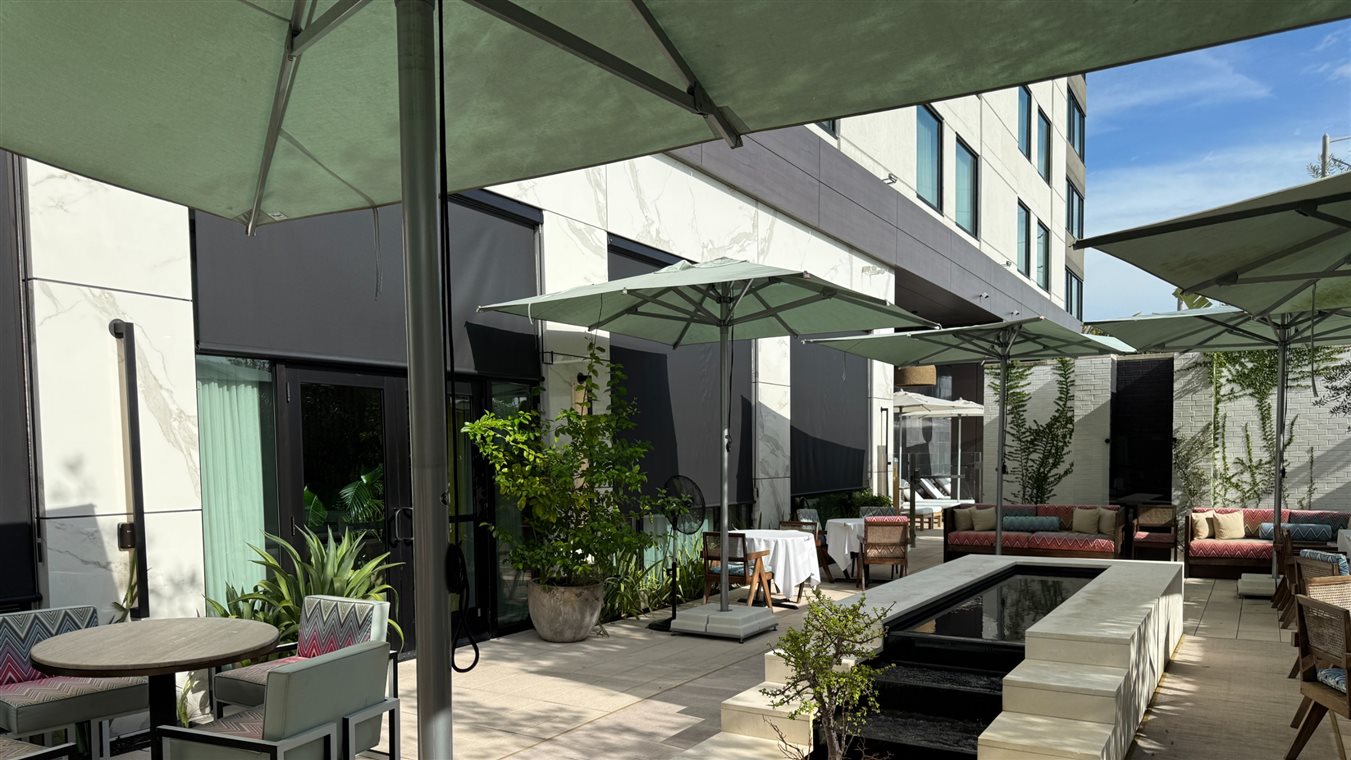 ette hotel tem espaços ao ar livre, ao lado da piscina e do restaurante