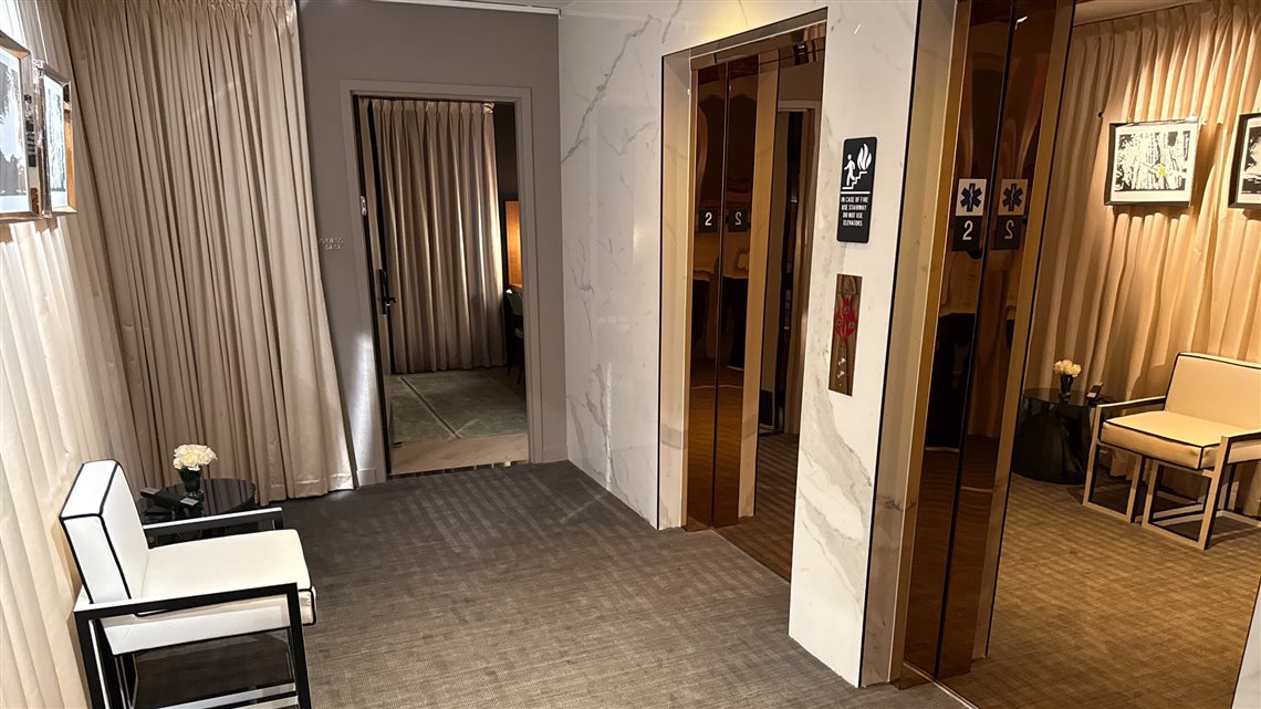 Pelos corredores do hotel