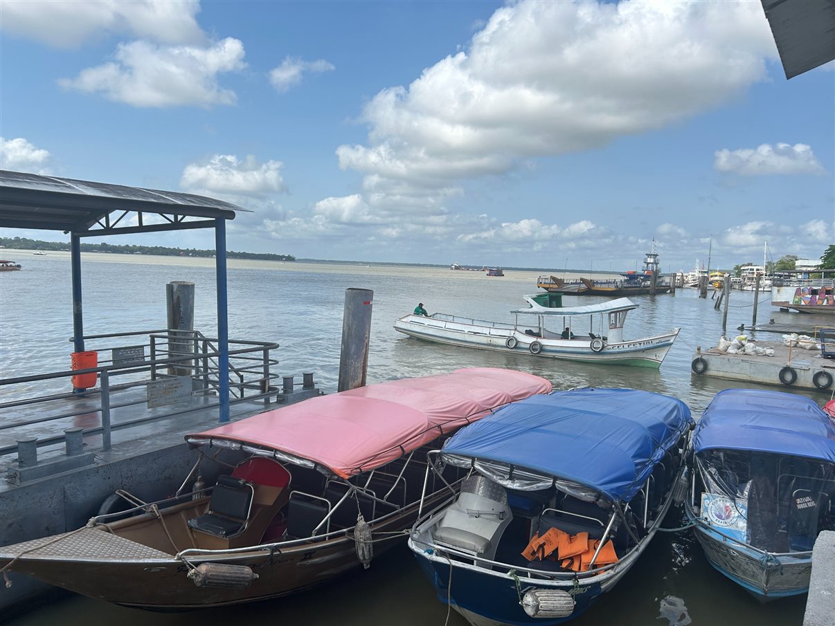 Barcos levam visitantes para a Ilha do Combu