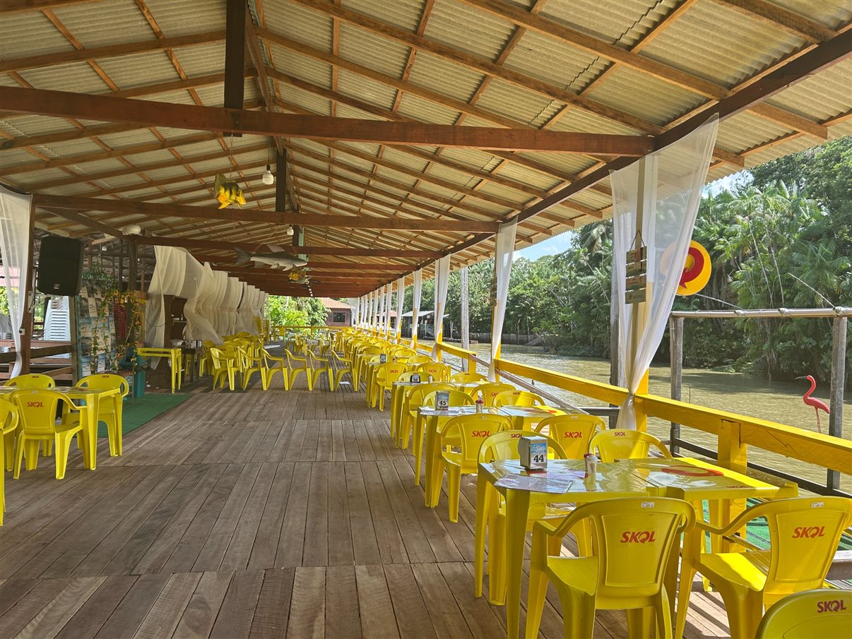 Restaurante é grande e cheio de mesas