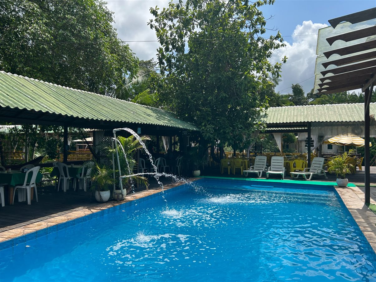 Também há uma pousada com piscina