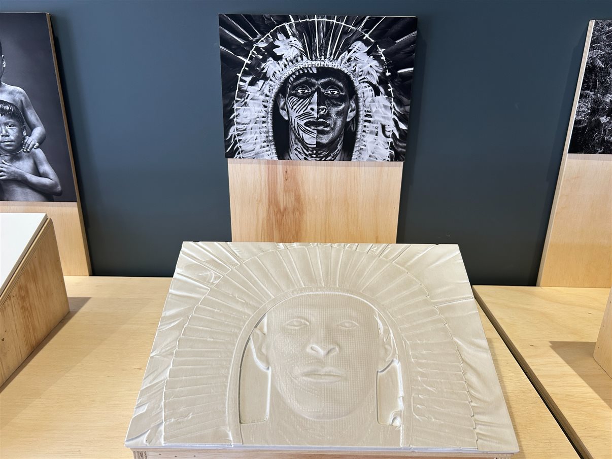 Fotografia de indígena com interpretação na Língua de Sinais