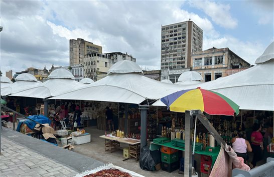São diversas barracas que geram emprego e renda