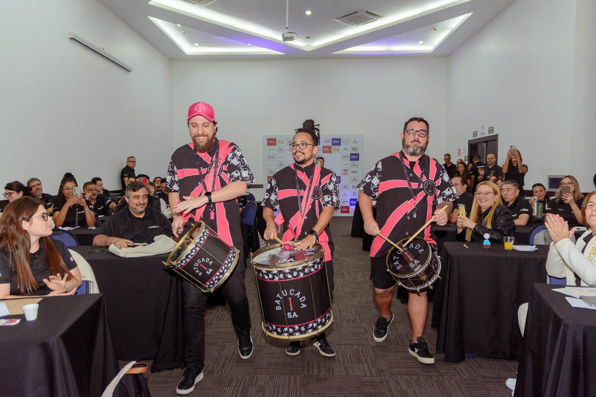 Batucada entretém os colaboradores Tunibra no evento de fim de ano da agência