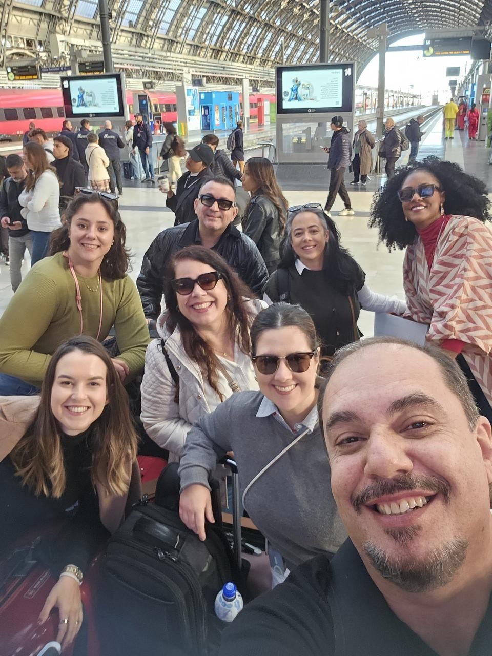 Participantes do fam fênix em estação de trem na Itália