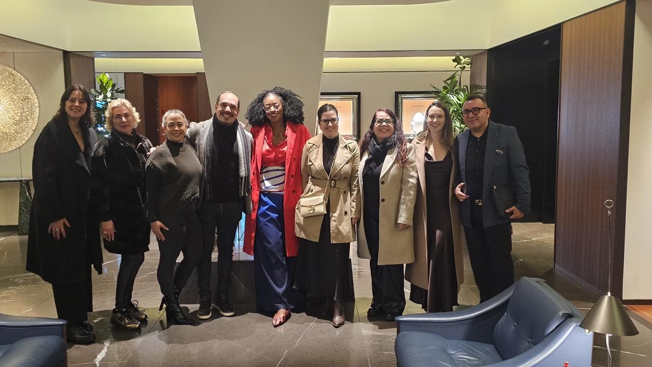 Rogéria Pinheiro ao centro com os participantes do fam fênix na Itália