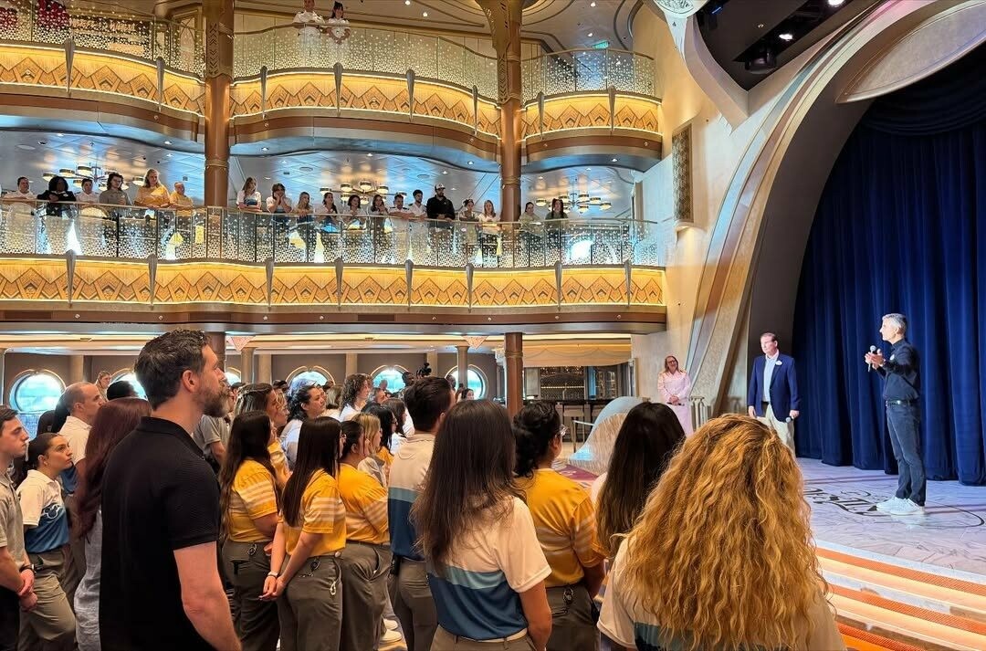 Josh D'Amaro falou aos colaboradores do navio