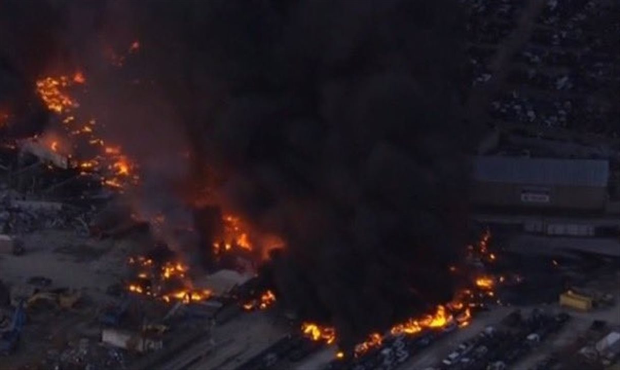 Segundo autoridades locais, as chamas atingiram galpões e empresas próximas à pista