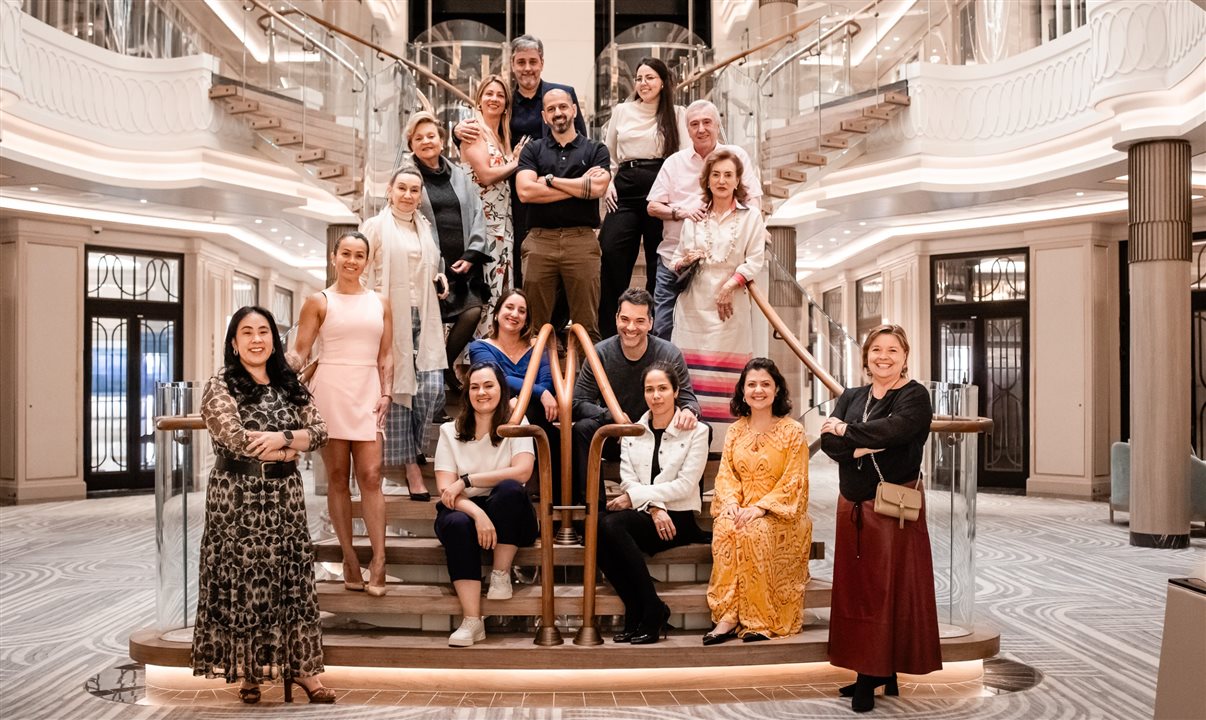 Grupo reunido na escadaria principal do navio