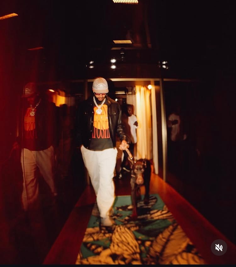 O atacante está instalado em uma suíte de alto padrão, que seria no Rosewood São Paulo, conforme indicam imagens publicadas pelo próprio atleta em suas redes sociais