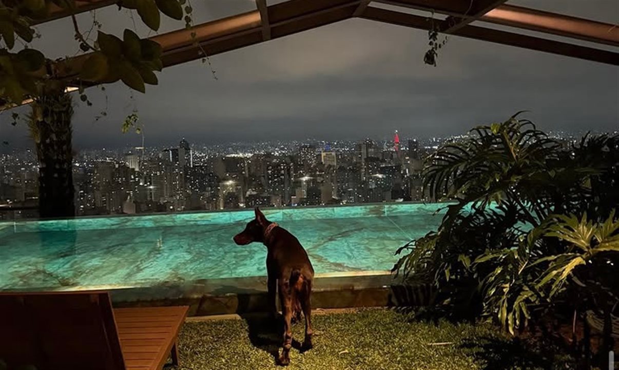 A direção do Corinthians pediu para que o jogador desocupe a suíte e busque um apartamento ou casa com custo mais acessível