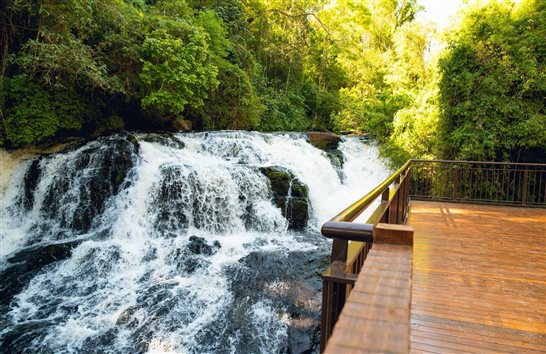 No local, os visitantes podem fazer uma pausa para relaxar com vista para uma imponente cascata (que antes movia as turbinas da usina)