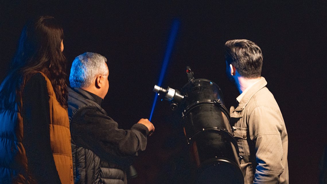 A atividade é conduzida por dois especialistas: o astrônomo Janer Vilaça e o turismólogo Marcel Bonfada