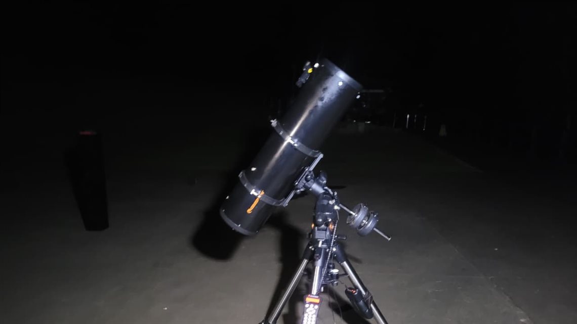 Um telescópio potente fica à disposição dos visitantes para observar planetas e estrelas