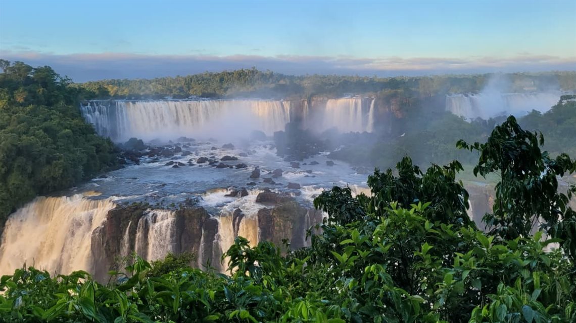 A luminosidade no amanhecer é diferente e revela outros tons na vegetação e nas quedas d’água