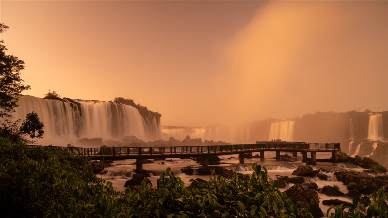 Você sabia que é possível visitar as Cataratas ao amanhecer, quando o parque ainda nem abriu para os visitantes?