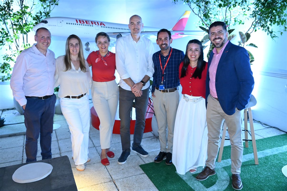Daniel Santoro Aragon, Marina Colunga, Carolina Ribeiro, Luciano Cardoso, Valdir Miranda, Ana Flavia Tavares e Raphael de Lucca, da Iberia/BA