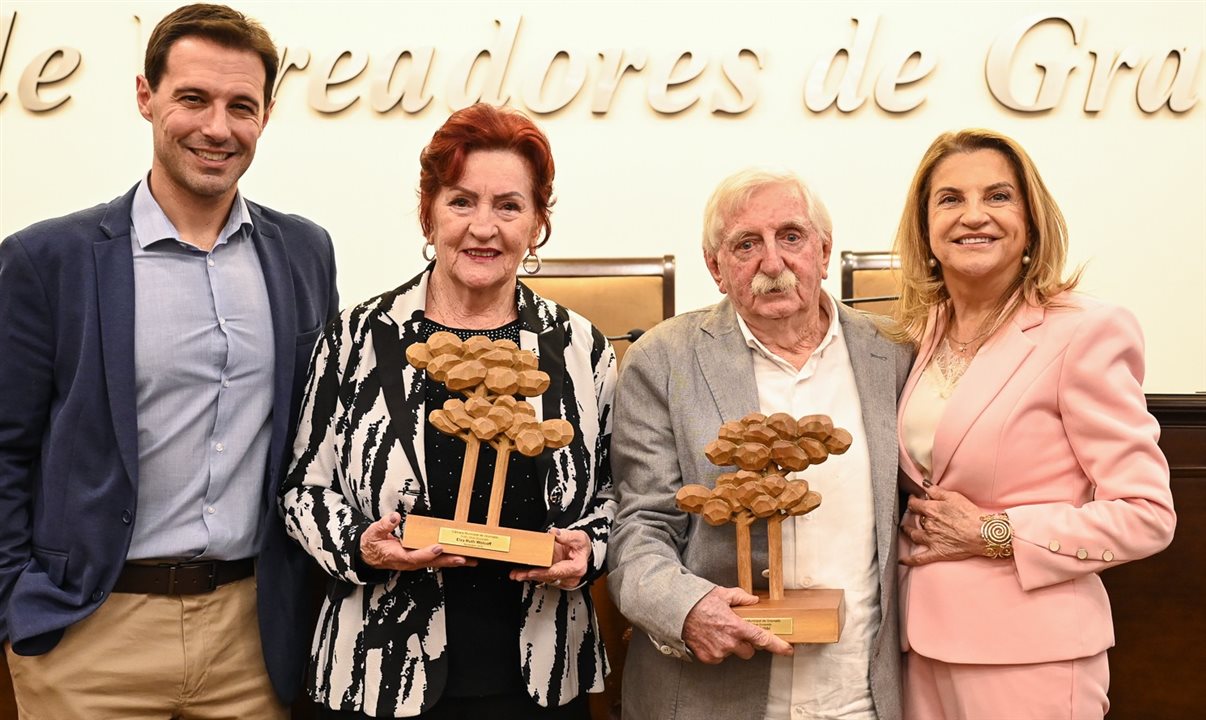 Elza Ruth Wolkoff e Clécio Gobbi recebem o Troféu Silvia Zorzanello das mãos de Eduardo Zorzanello e Marta Rossi
