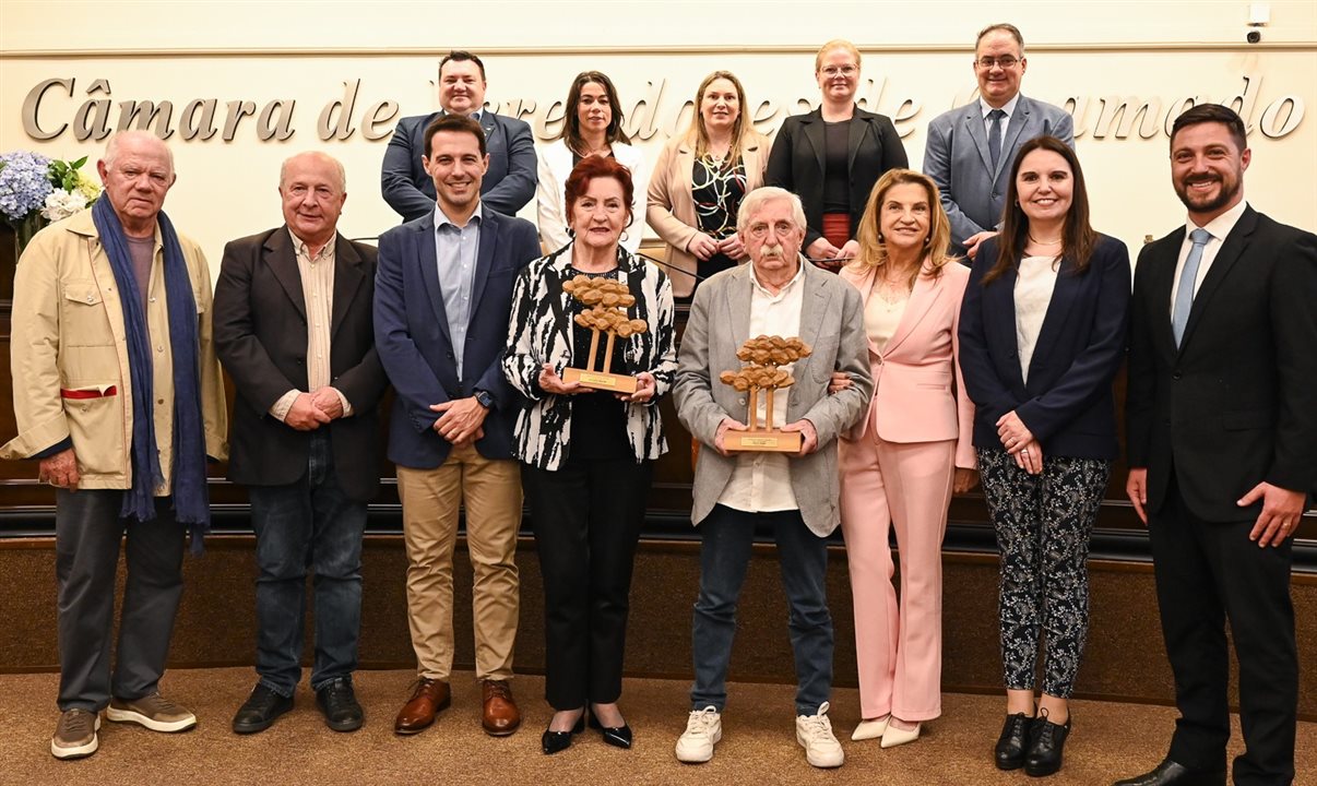 Homenagem na Câmara de Vereadores de Gramado a Elza Ruth Wolkoff e Clécio Gobbi