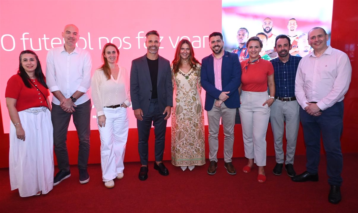 O ex-jogador Diego Ribas entre Ana Flavia Tavares, Luciano Cardoso, Marina Colunga, Gemma Juncá, Raphael de Lucca, Carolina Ribeiro, Valdir Miranda e Daniel Aragon Santoro, da Iberia/BA 