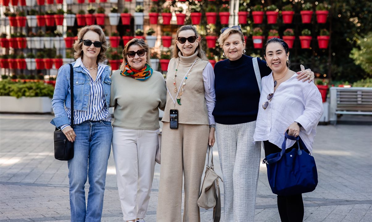 Salete Indolfo, da Diferencial Turismo, Estela Farina, da NCL, Jacqueline e Heloisa Papaléo, da JR2TUR, e Renata Yano, da Teresa Perez