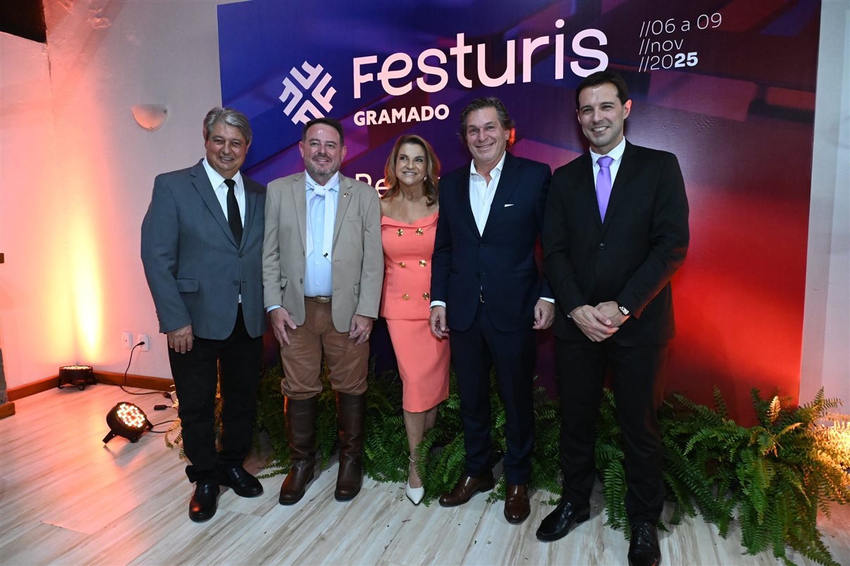 Nestor Tissot, prefeito de Gramado, Ronaldo Santini, secretário de Turismo do Rio Grande do Sul, Marta Rossi, CEO do Festuris, Bernardo Cardoso, do Turismo de Portugal, e Eduardo Zorzanello, CEO do Festuris