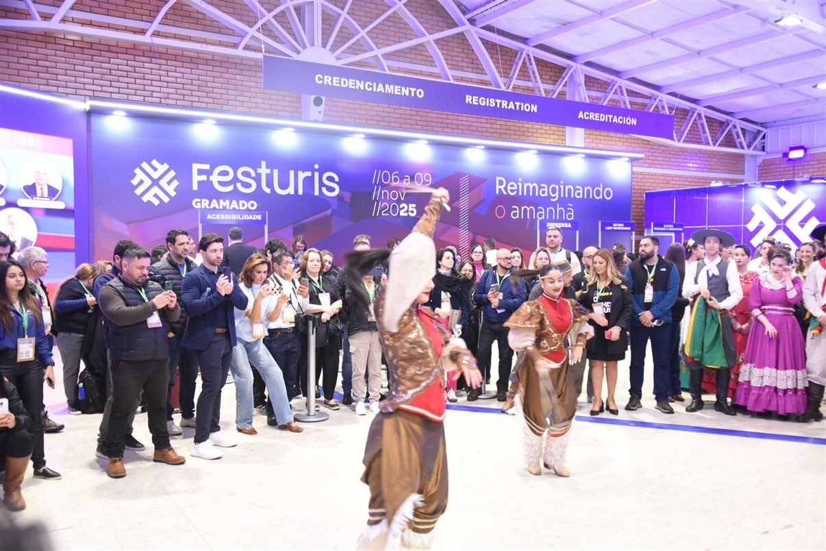 Festuris 2025 começa oficialmente em Gramado com o corte da fita por autoridades