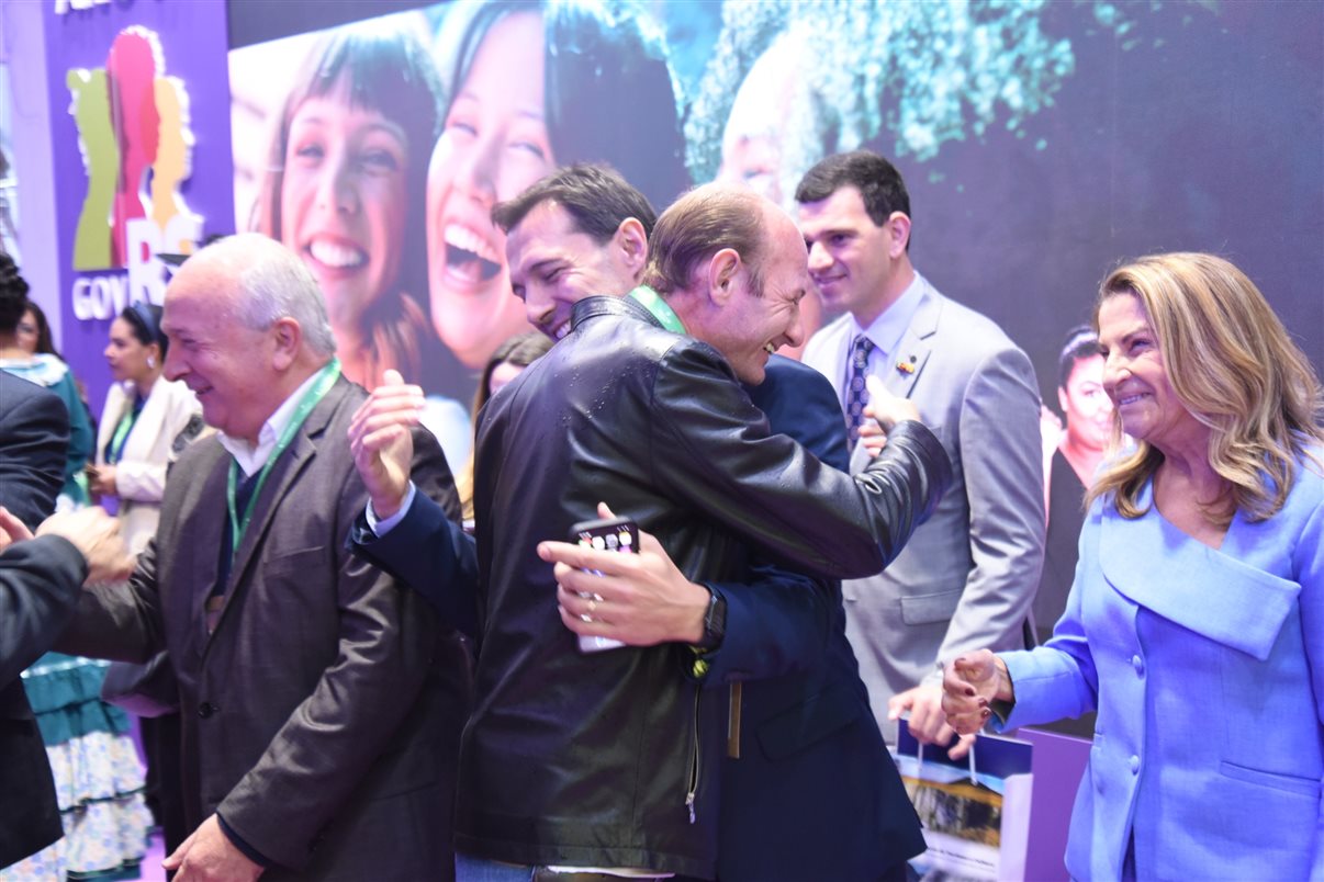 Festuris 2025 começa oficialmente em Gramado com o corte da fita por autoridades