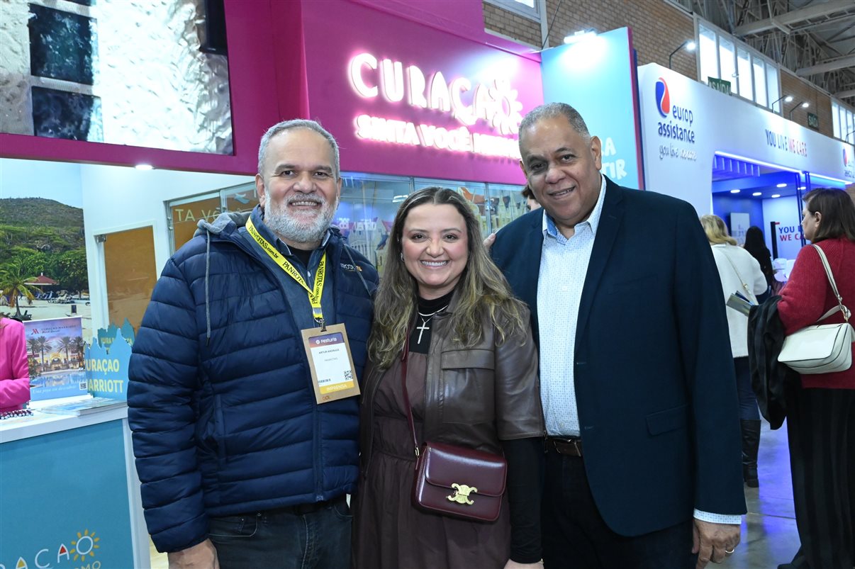 Festuris 2025 começa oficialmente em Gramado com o corte da fita por autoridades