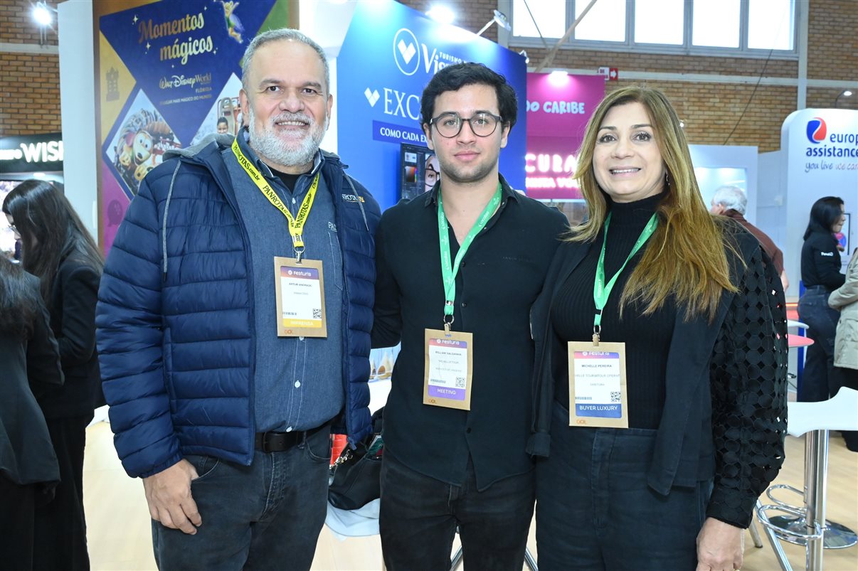 Festuris 2025 começa oficialmente em Gramado com o corte da fita por autoridades