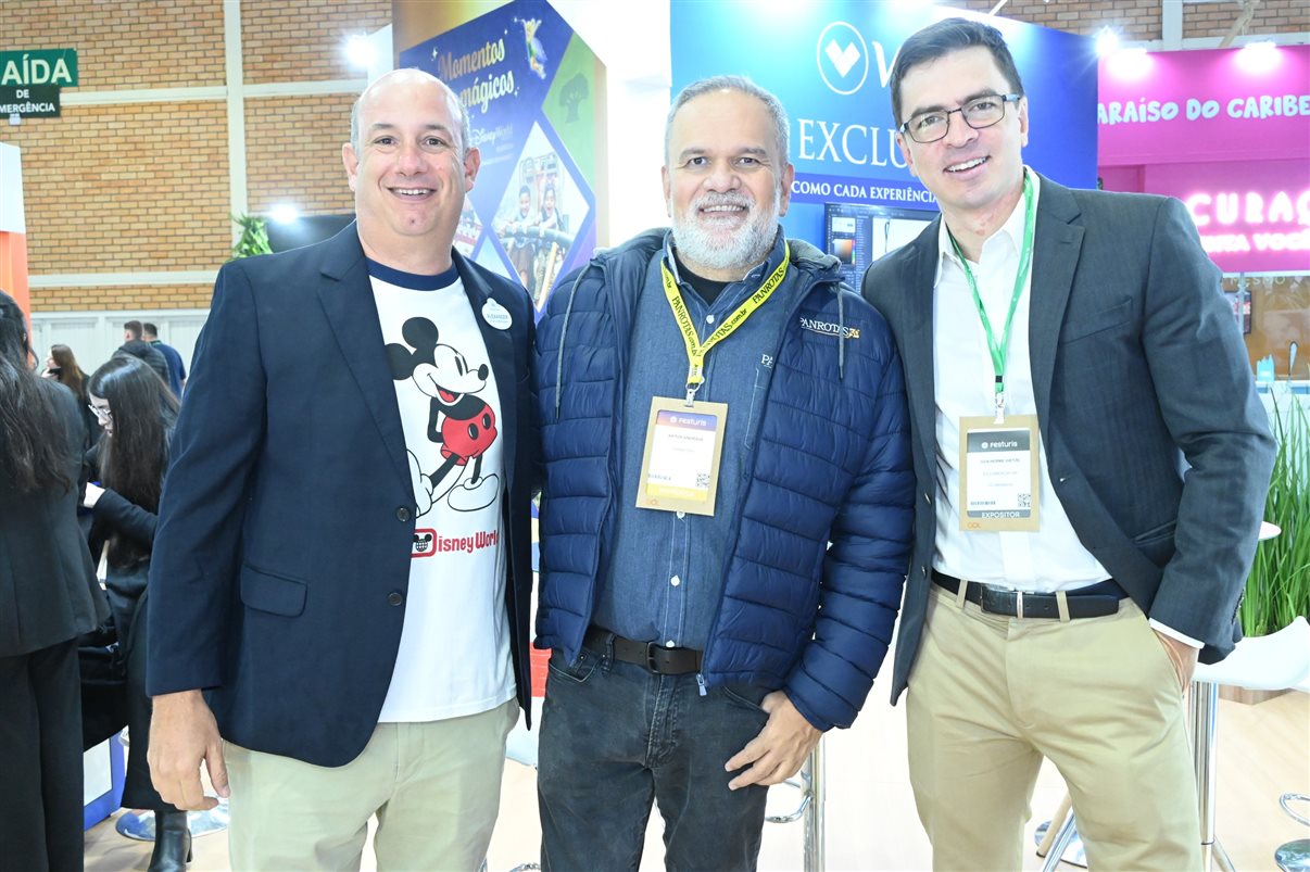 Festuris 2025 começa oficialmente em Gramado com o corte da fita por autoridades