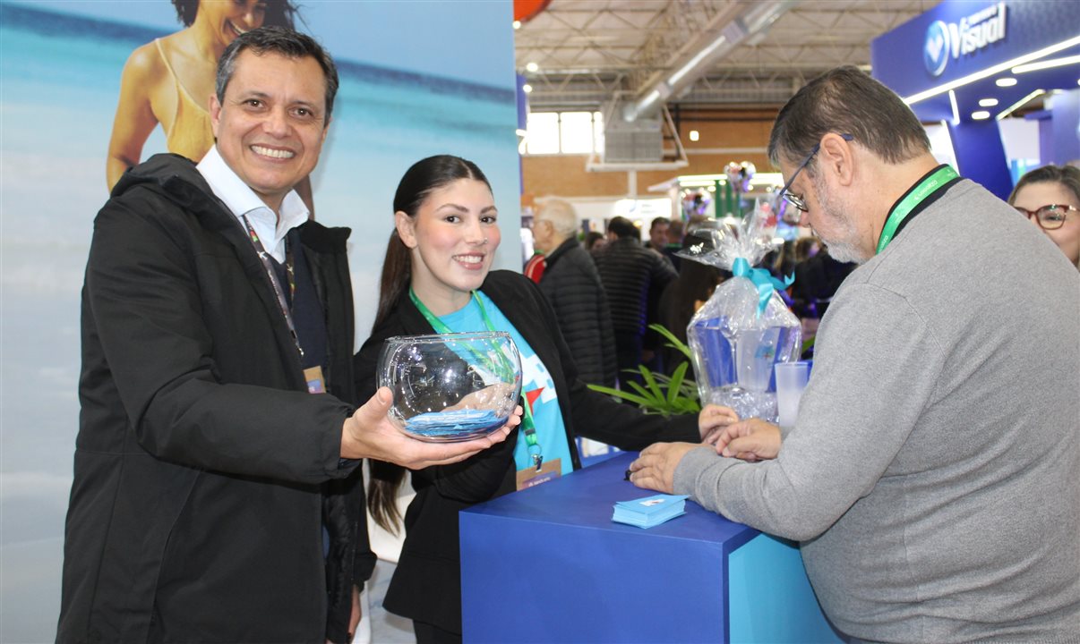 Carlos Barbosa e Millena Muller, do Turismo de Aruba, convoca todo mundo para o sorteio