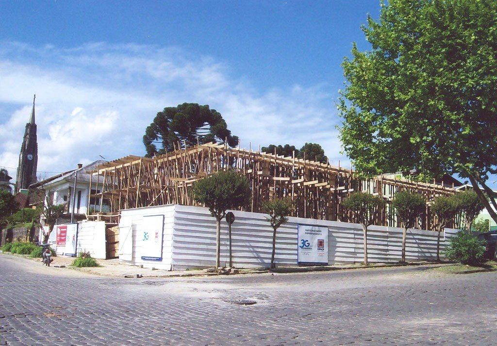 Construção da matriz administrativa no centro de Canela, bem próximo a Catedral de Pedra