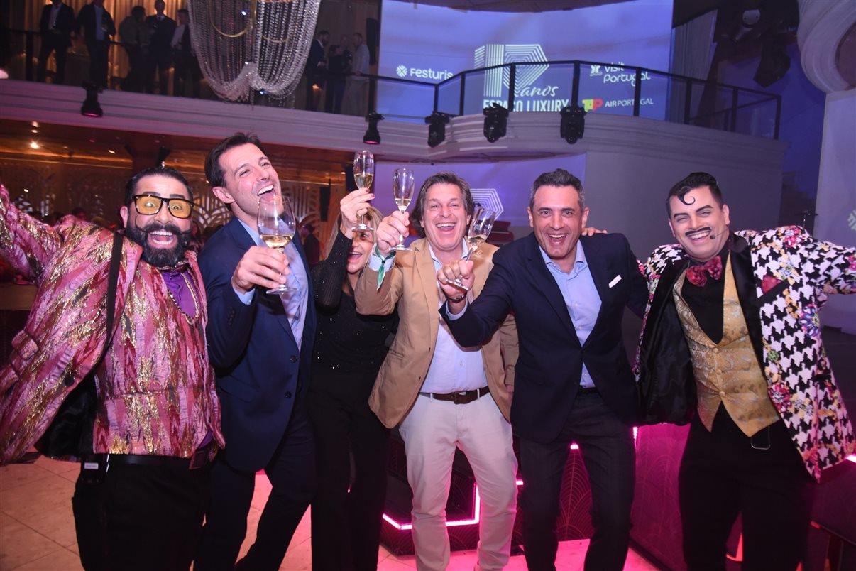 Eduardo Zorzanello e Marta Rossi, do Festuris, Bernardo Cardoso do Turismo de Portugal, e Carlos Antunes, da Tap, celebram em alto astral entre os artistas do Gatzz