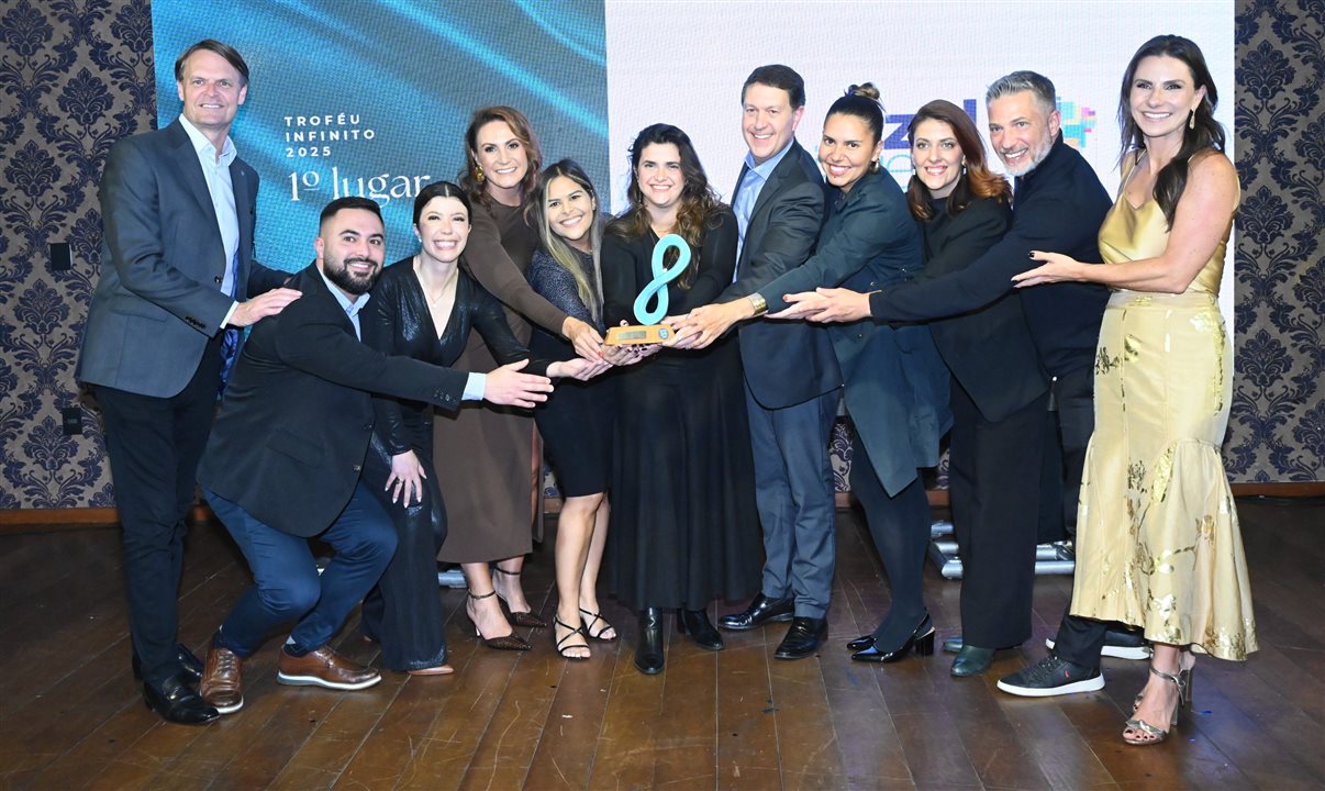 Equipe da Azul Viagens recebe o Troféu Infinito de primeiro lugar