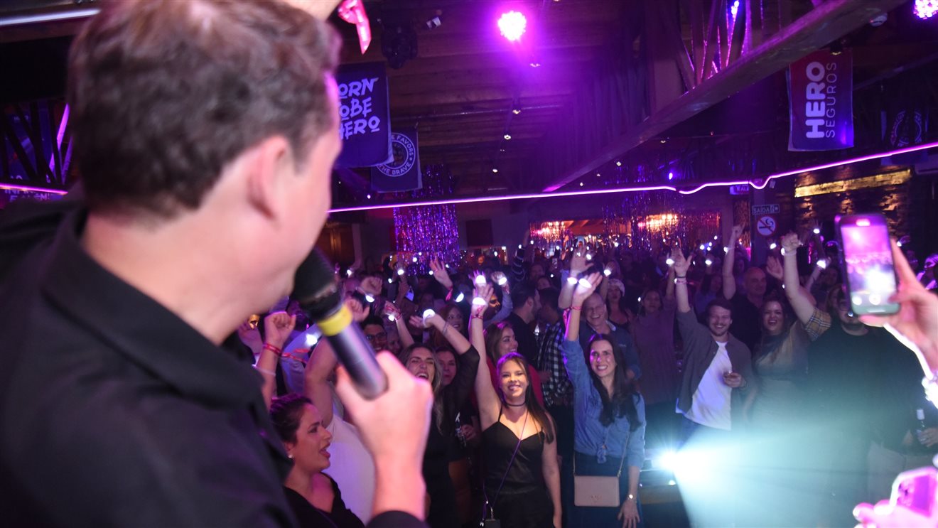 As pulseiras com lanternas distribuídas na entrada iluminaram a noite de festa da Hero