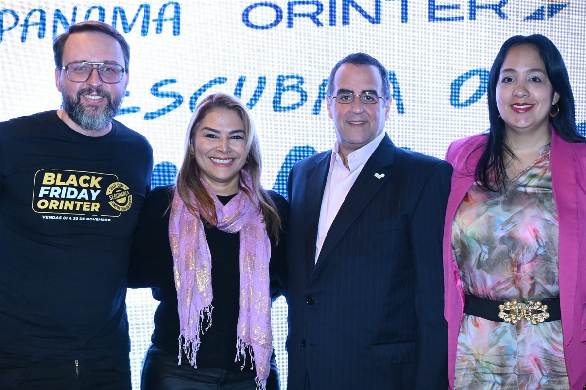 Roberto Sanches, da Orinter, e Beatriz Lopes, da Copa Airlines, com Demetrio Maduro e Gabriella Rodriguez, do Turismo do Panamá