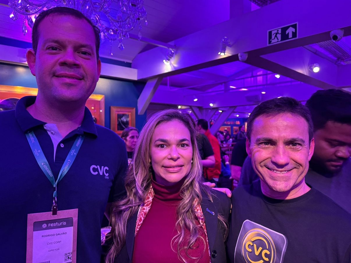 Rosália Lucas, do Turismo da Paraíba, entre Rodrigo Galvão, da CVC Corp, e Rogério Mendes, da CVC