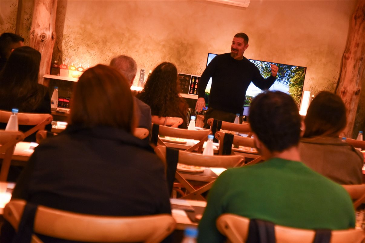 O evento começou com uma degustação de azeites produzidos no próprio parque, acompanhada por explicações sobre o processo de cultivo das oliveiras e produção dos rótulos locais