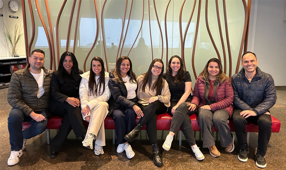 Frederico de Landa, Sandra Murici, Naiara Catao, Isabela Pereira, Sara Meirinho, Daniela Fabris, Ediene Barbosa e Hugo Silva Franco na sala vip da Air Canada em Toronto