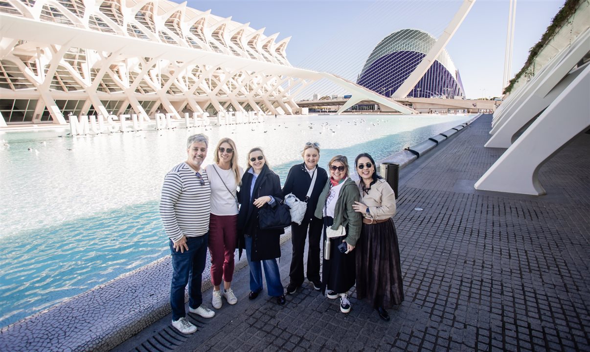 Thais e Renato Luz, da Startur Agência de Turismo, Jacqueline e Heloisa Papaléo, da JR2TUR, Estela Farina, da NCL, e Renata Yano, da Teresa Perez, na Cidade das Artes e das Ciências de Valência